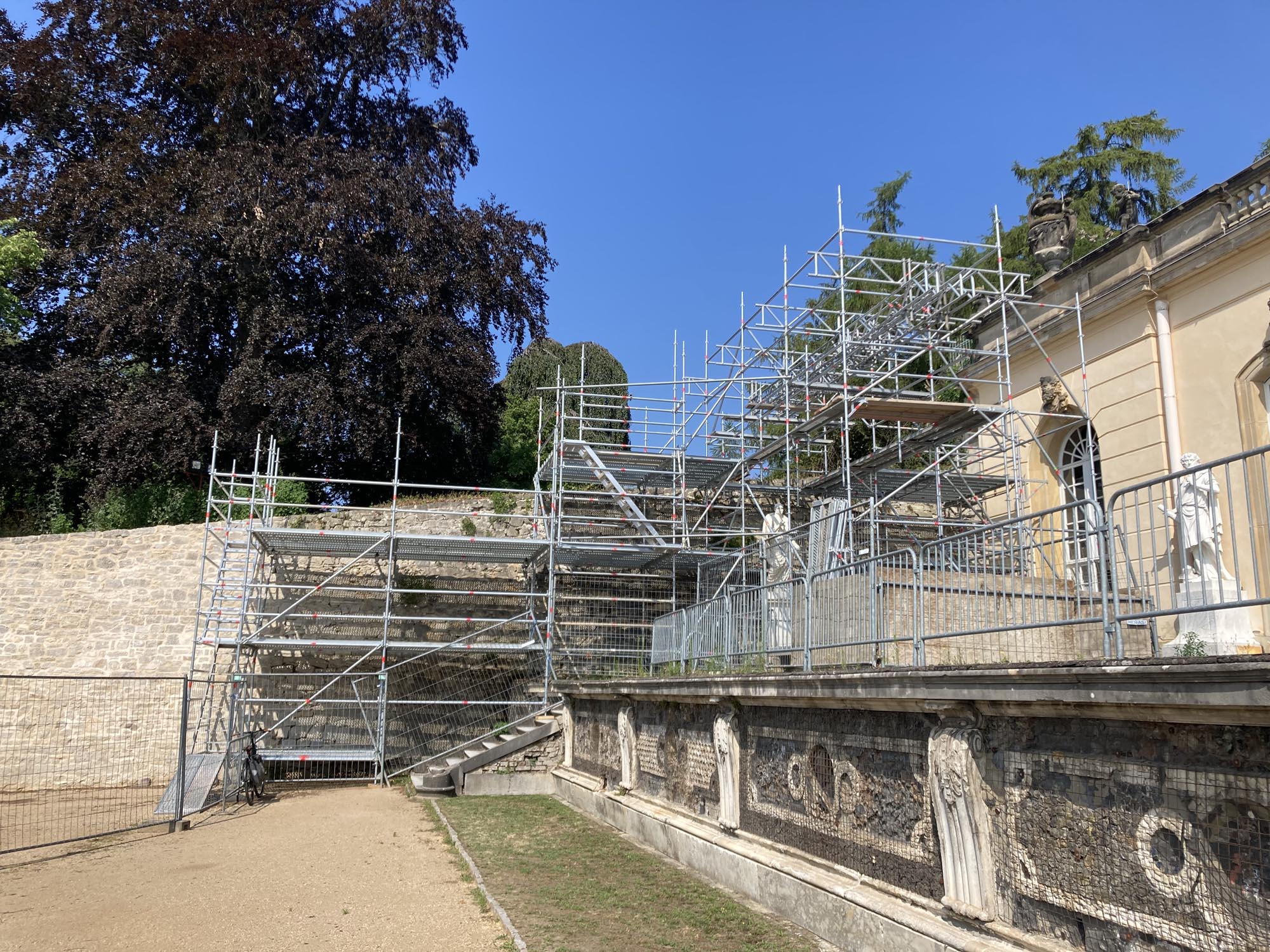 Stützmauer im Park Sanssouci